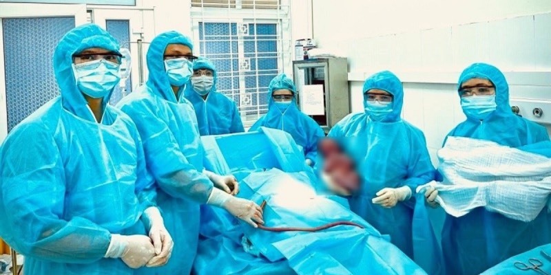  
Hình ảnh các y bác sĩ bên em bé - niềm may mắn tại khu cách ly bệnh viện. (Ảnh: Bệnh viện Sản Nhi tỉnh Lào Cai)