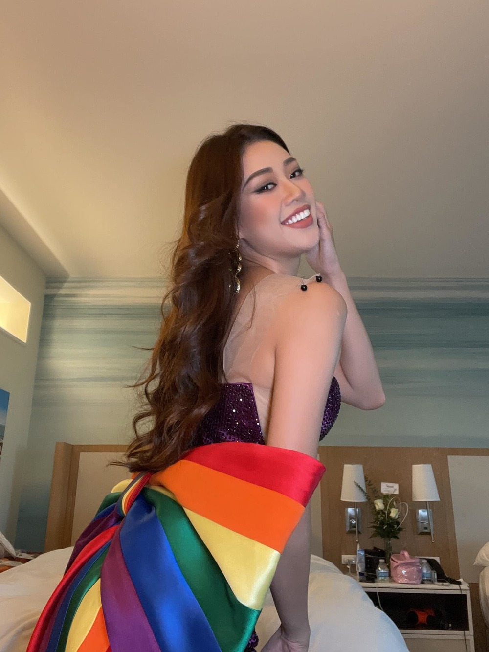  
Chiếc váy lục sắc được Khánh Vân mang tới Miss Universe, thể hiện sự ủng hộ đối với cộng đồng LGBT. Đông đảo người hâm mộ cảm động vì điều này. (Ảnh: FBNV)