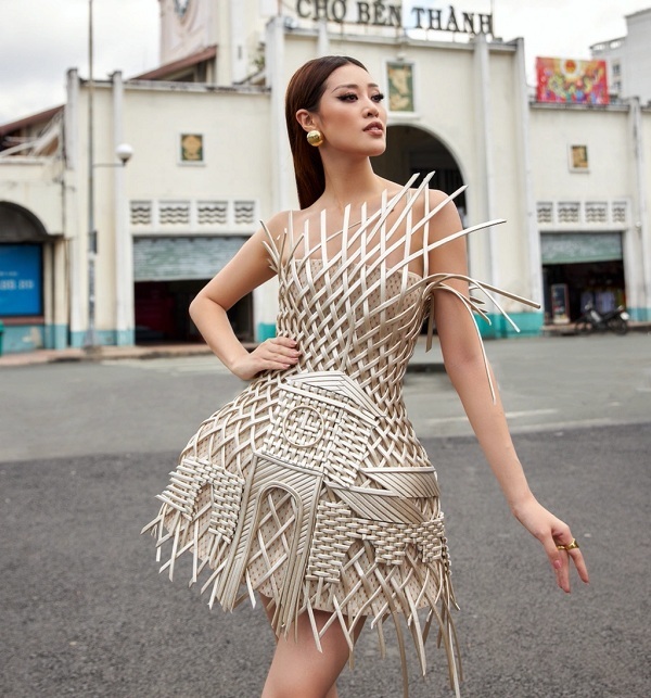  
Một mẫu thiết kế cực độc đáo đến từ NTK Nguyễn Tiến Truyển có tên "Biểu tượng Sài Gòn". Chiếc váy này tôn vinh kỹ thuật đan tre và hình ảnh chợ Bến Thành của thành phố mang tên Bác. (Ảnh: Facebook nhân vật)