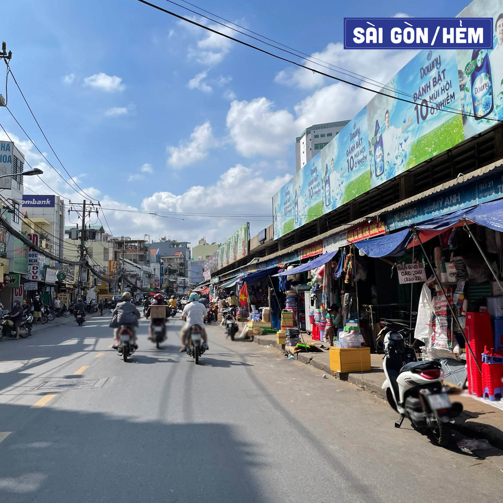 Khu vực chợ Gò Vấp, một vài cửa hàng bán nhu yếu phẩm vẫn mở nhưng không tấp nập. (Ảnh: Sài Gòn Hẻm)