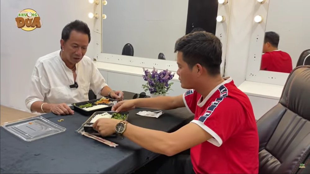  
Nghệ sĩ Bảo Chung ngồi ăn cùng Khương Dừa sau khi chấm casting. (Ảnh: Cắt từ clip) - Tin sao Viet - Tin tuc sao Viet - Scandal sao Viet - Tin tuc cua Sao - Tin cua Sao