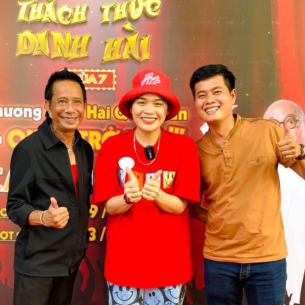  
Cô nàng còn chụp ảnh cùng danh hài Bảo Chung và đạo diễn Khương Dừa. (Ảnh: Fanpage Thách Thức Danh Hài)
