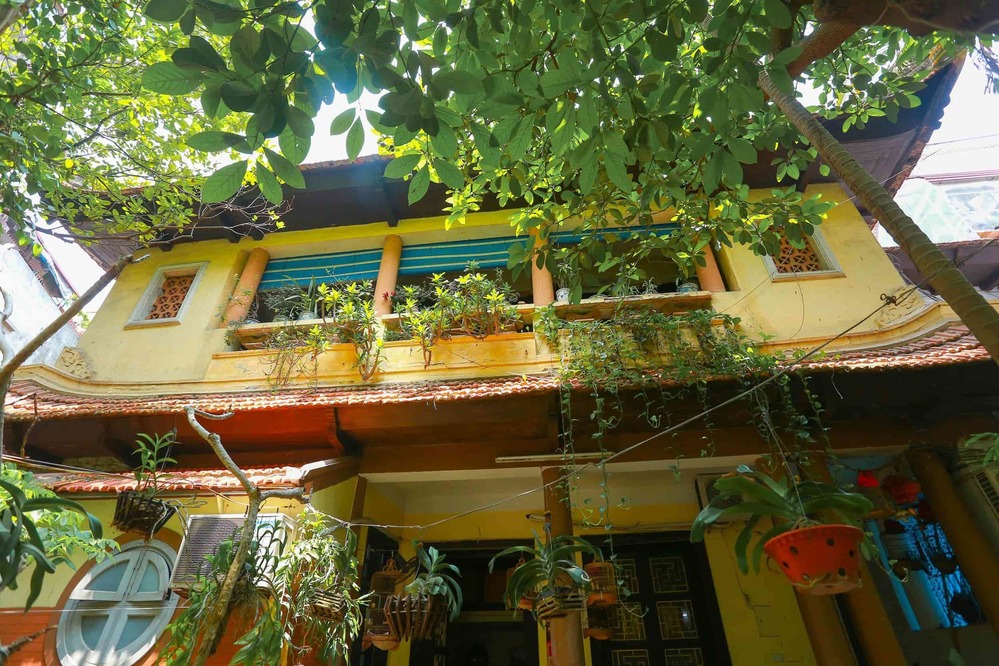  
Nằm sâu trong con ngõ nhỏ trên phố Đinh Liệt, quận Hoàn Kiếm, Hà Nội là căn nhà rêu phong, cổ kính. (Ảnh: Dân Trí)