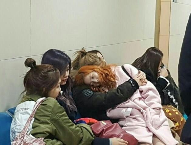  
Các thành viên ôm nhau ngủ vật vờ tại sân bay khiến fan vô cùng xót xa. (Ảnh: Twitter)