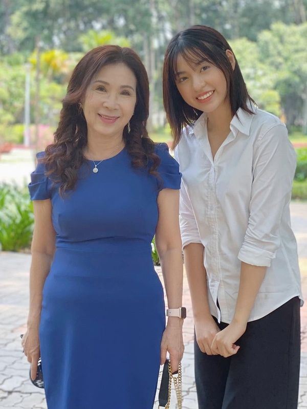  
Trần Thanh Tâm khoe rằng cô được đóng phim truyền hình cùng các nghệ sĩ gạo cội. (Ảnh: FBNV)