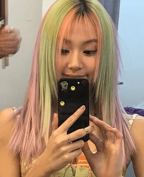  
Chaeyoung nhuộm màu tóc chất lừ, bất chấp camera thường điện thoại. (Ảnh: Instagram)