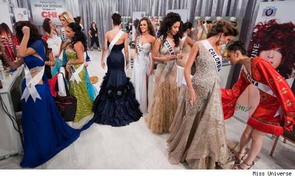  
Hậu trường đông đúc và lộn xộn tại Miss Universe. (Ảnh:NewsBeezer)