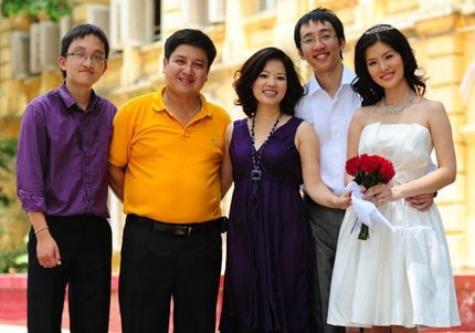  
Gia đình hạnh phúc NSƯT Chí Trung và NSƯT Ngọc Huyền trước khi ly hôn. (Ảnh: FBNV) - Tin sao Viet - Tin tuc sao Viet - Scandal sao Viet - Tin tuc cua Sao - Tin cua Sao