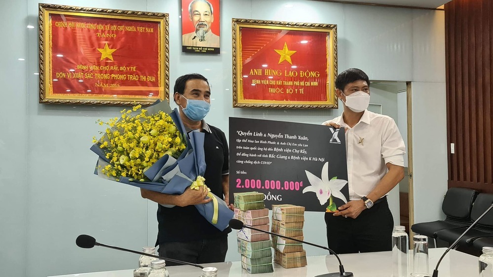 MC Quyền Linh trao 2 tỷ đồng ủng hộ Bệnh viện Chợ Rẫy và Bệnh viện K Hà Nội chống dịch. (Ảnh: FBNV) - Tin sao Viet - Tin tuc sao Viet - Scandal sao Viet - Tin tuc cua Sao - Tin cua Sao