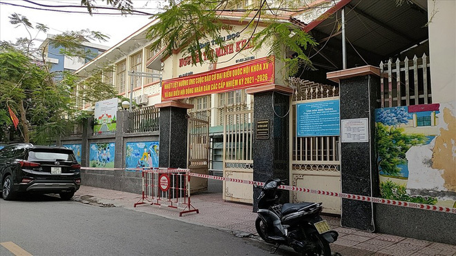  
Trường tiểu học Minh Khai liên quan đến con BN4380 cũng được phong tỏa. (Ảnh: Lao Động)