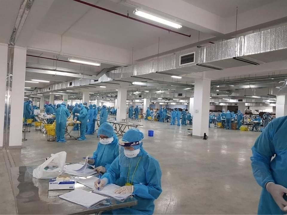 
Nhân viên y tế làm việc tại Bắc Giang. (Ảnh: Lao động)