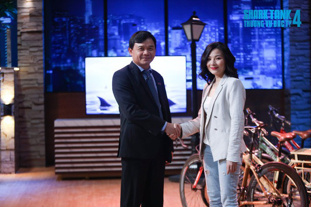  
Shark Phú hợp tác cùng với nữ CEO xinh đẹp. (Ảnh: Dân Trí)
