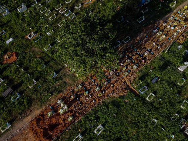  
Tại khu vực này phải tận dụng cả đường đi để chôn nạn nhân vì nghĩa trang hết đất trống. (Ảnh: AFP)