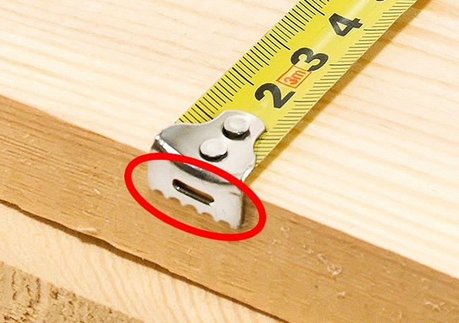  
Rãnh cưa và lỗ nhỏ trên thước dây cho phép bạn thực hiện các thao tác đo dễ dàng hơn. (Ảnh: @depositphotos)