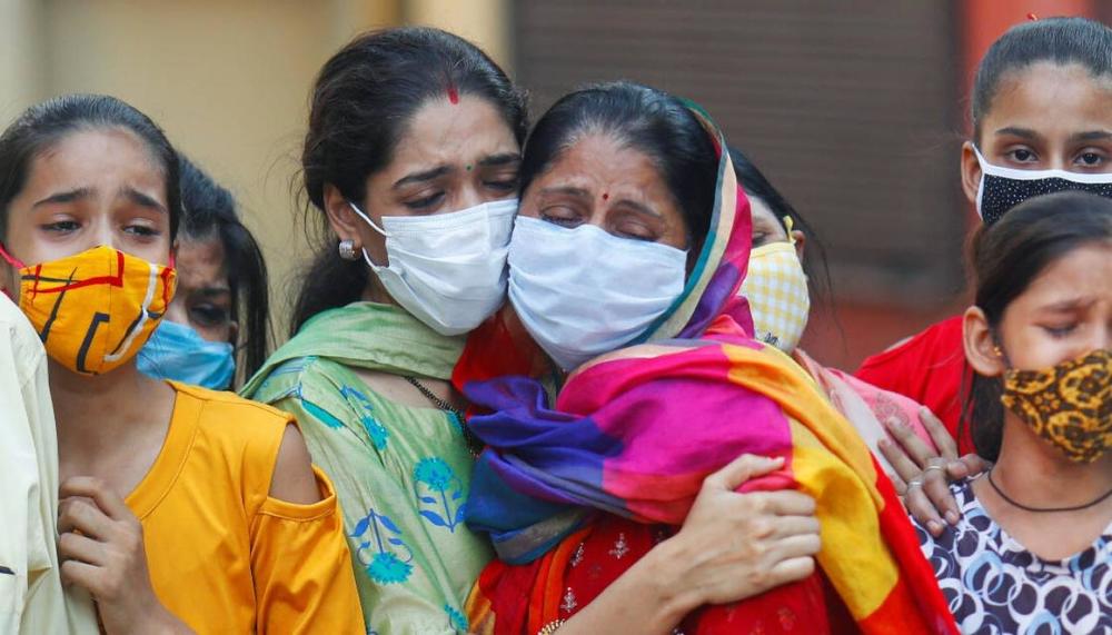  
Những người phụ nữ Ấn Độ khóc trước thảm cảnh Covid-19. (Ảnh: Reuters)