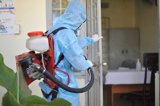  
Lực lượng chức năng tại Đắk Lắk tiến hành phun tiêu độc, khử trùng. (Ảnh: Lao Động)