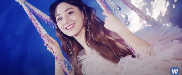  
Jihyo diện váy đắt đỏ trong MV mới. (Ảnh: Chụp màn hình)