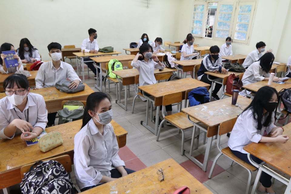  
Học sinh đeo khẩu trang, ngồi giãn cách trong lớp học. (Ảnh: Tuổi Trẻ)