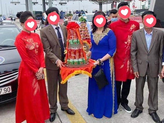  
Một đám cưới "gây bão" mạng xã hội khi phải tổ chức ở trạm thu phí tại Bắc Ninh, nguyên nhân do Covid-19. (Ảnh: Dân Trí)