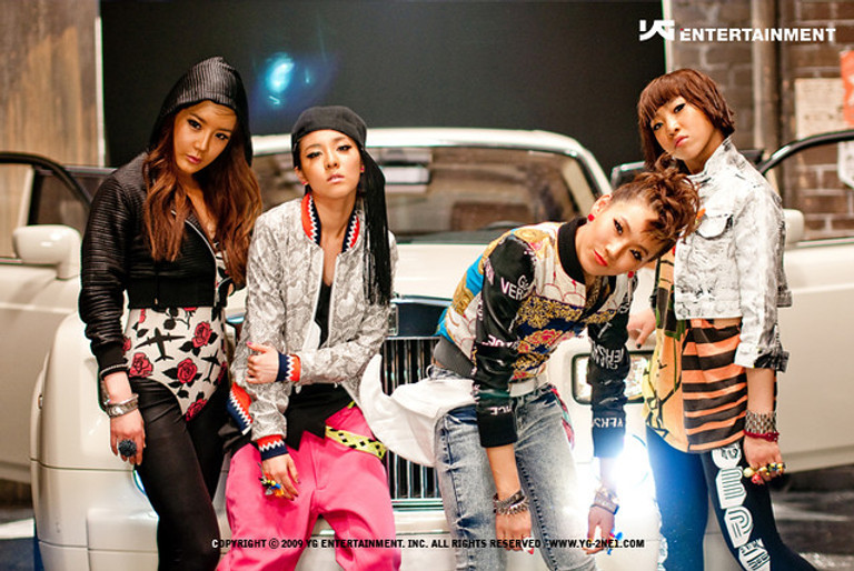  
Phong cách thời trang dị biệt của 2NE1 thời điểm debut. (Ảnh: Facebook)