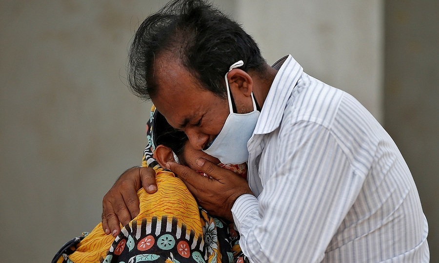  
Hình ảnh đau lòng trong đợt dịch bùng phát tại Ấn Độ. (Ảnh: AP)