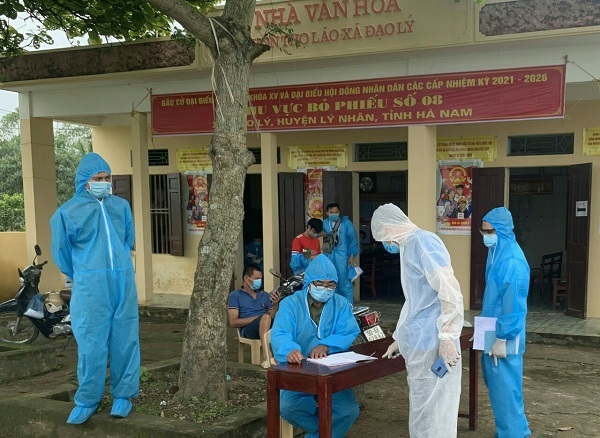  
Cán bộ y tế thuộc Trung tâm Kiểm soát bệnh tật tỉnh Hà Nam truy vết những người tiếp xúc gần tại xã Đạo Lý, huyện Lý Nhân. (Ảnh: Sức khỏe đời sống)