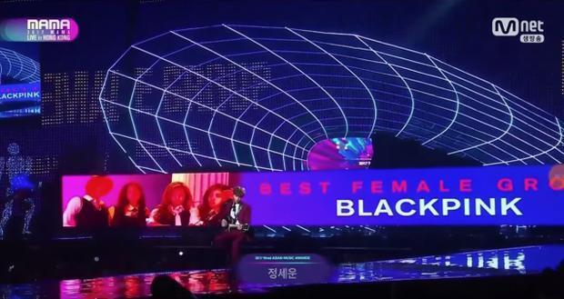 
Lễ trao giải MAMA của Mnet từng gây tranh cãi khi bôi đỏ mặt của BLACKPINK. (Ảnh: Chụp màn hình)