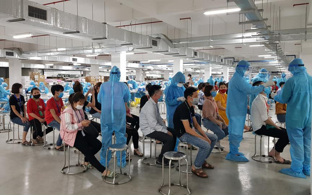  
Nhân viên y tế lấy mẫu xét nghiệm tại một khu công nghiệp ở Bắc Giang. (Ảnh: Thanh Niên)