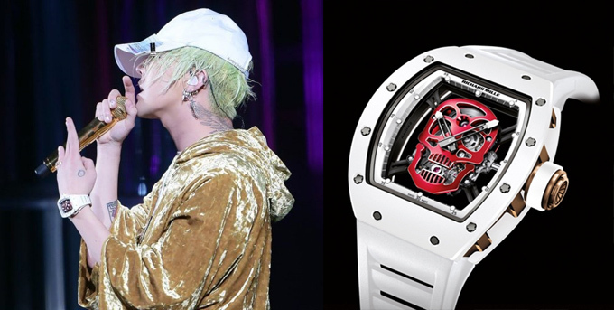  
Outfit từ năm 2016 của G-Dragon đến nay vẫn khiến dân tình không ngớt trầm trồ. Trên người trưởng nhóm BIGBANG là chiếc mũ lưỡi trai 4,3 triệu đồng nhưng do anh đã kẹp thêm tờ 1 triệu Won (20 triệu đồng) nên giá trị của nó tăng lên đáng kể. Đồng hồ Richard Mille Tourbillon Skull có giá khoảng 600 triệu Won (gần 12 tỷ đồng) là sản phẩm giới hạn. (Ảnh: Twitter)