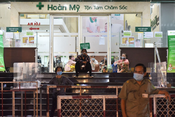  
Khoanh vùng Bệnh viện Đa khoa Hoàn Mỹ Sài Gòn do có ca nghi mắc Covid-19. (Ảnh: Tuổi Trẻ)