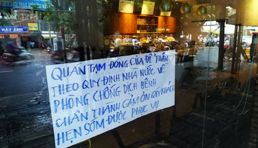  
Hầu hết các hàng quán ở thành phố Hồ Chí Minh đã thực hiện yêu cầu chỉ bán mang về. (Ảnh: Lao Động)