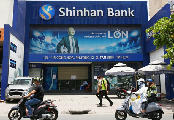  
Ngân hàng Shinhan tại quận Tân Bình. (Ảnh: Tuổi trẻ)