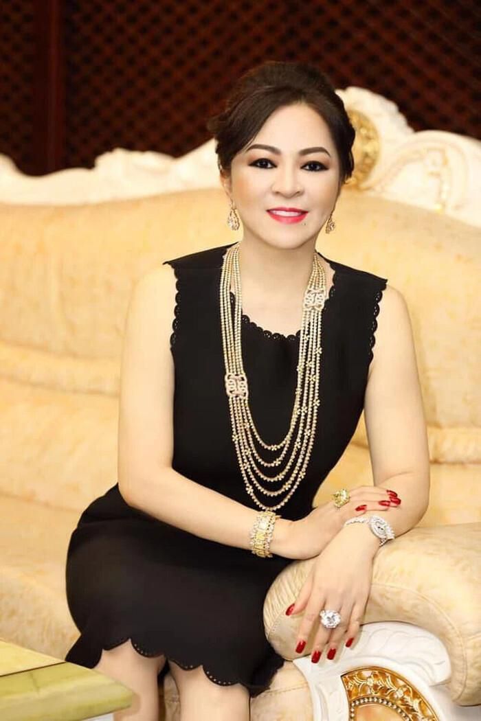  Nữ đại gia Phương Hằng luôn xuất hiện trước công chúng với hình tượng sang trọng, đậm chất doanh nhân thành đạt. (Ảnh: FBNV)