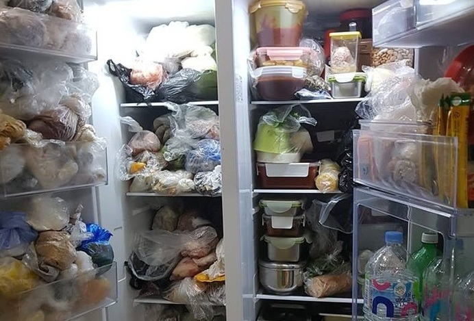  
Thực trạng tủ lạnh của nhiều gia đình hiện nay. (Ảnh: Giáo dục & Thời đại)