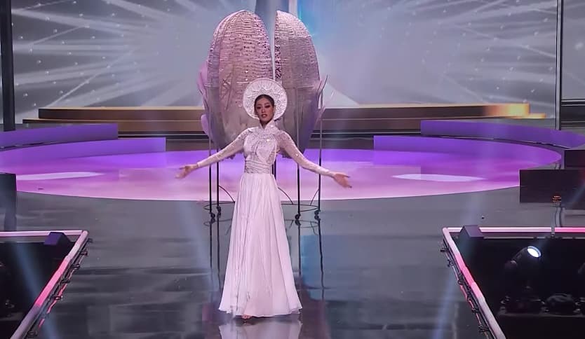 
Khánh Vân nổi bật trên sân khấu Miss Universe trong trang phục "Kén Em". (Ảnh: Chụp màn hình)