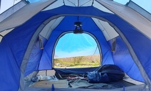  
Lều trại mà gia đình chuẩn bị cho các chuyến đi không định trước. (Ảnh: VnExpress)