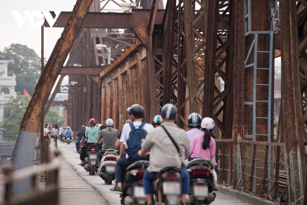  
Các phương tiện lưu thông trên cầu Long Biên. (Ảnh: VOV)