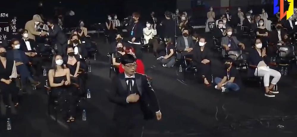  
Yoo Jae Suk nhận giải Daesang nhưng khách mời bên dưới không có thái độ chúc mừng. (Ảnh: Chụp màn hình)