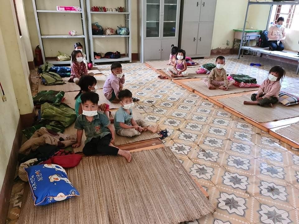  
Đã có các nhà hảo tâm ủng hộ thêm khẩu trang, quần áo cho các bé trong khu cách ly ở Điện Biên. (Ảnh: Zing)