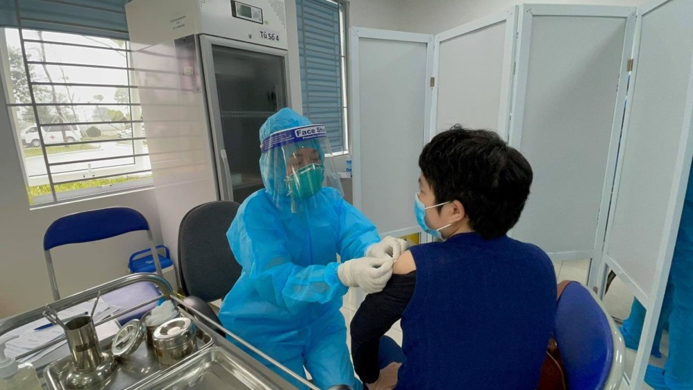 Nhân viên y tế tiến hành tiêm ngừa vaccine. (Ảnh: Báo Chính Phủ)