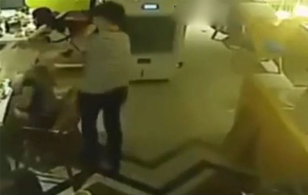  
Camera ghi lại hành động của nam nhân viên. (Ảnh cắt từ clip)