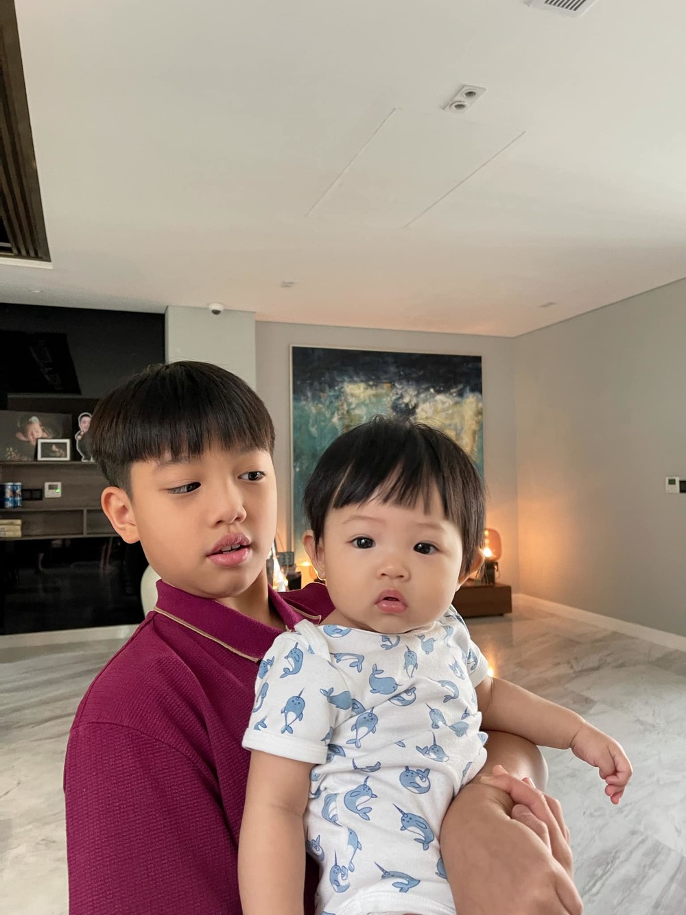 Anh trai Subeo chăm em cực giỏi sau những giờ học trên trường. Con-Hồ-Ngọc-Hà-3