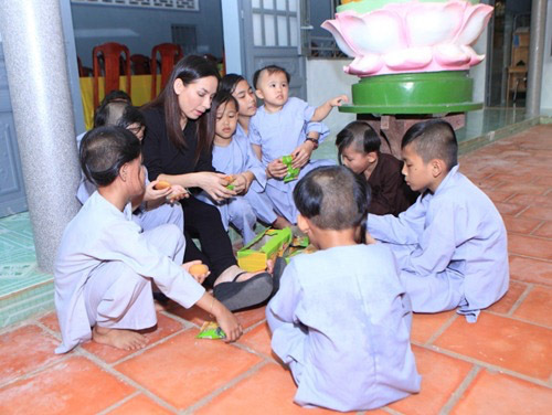 
Phi Nhung hiện đang nhận nuôi 23 người con. (Ảnh: 24h) - Tin sao Viet - Tin tuc sao Viet - Scandal sao Viet - Tin tuc cua Sao - Tin cua Sao