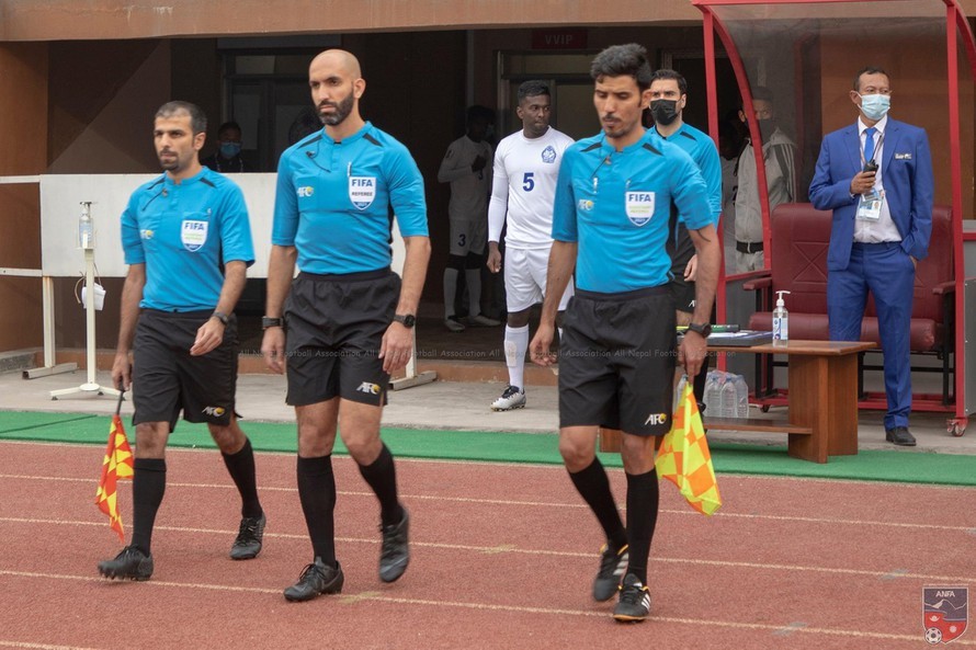  
Ông Ahmad Al Ali (giữa) từng được nhiều khán giả biết đến khi bắt các lượt trận giao hữu (Ảnh: FIFA)