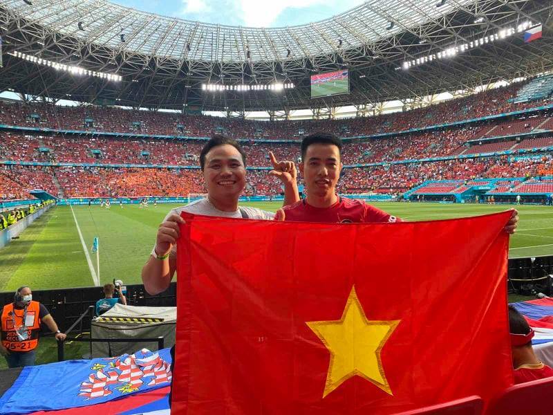 Cờ đỏ sao vàng và Việt Nam tại Euro 2024:
Việt Nam cùng với những con người yêu thể thao và sự độc lập đã đưa cờ đỏ sao vàng lên cao tại Euro