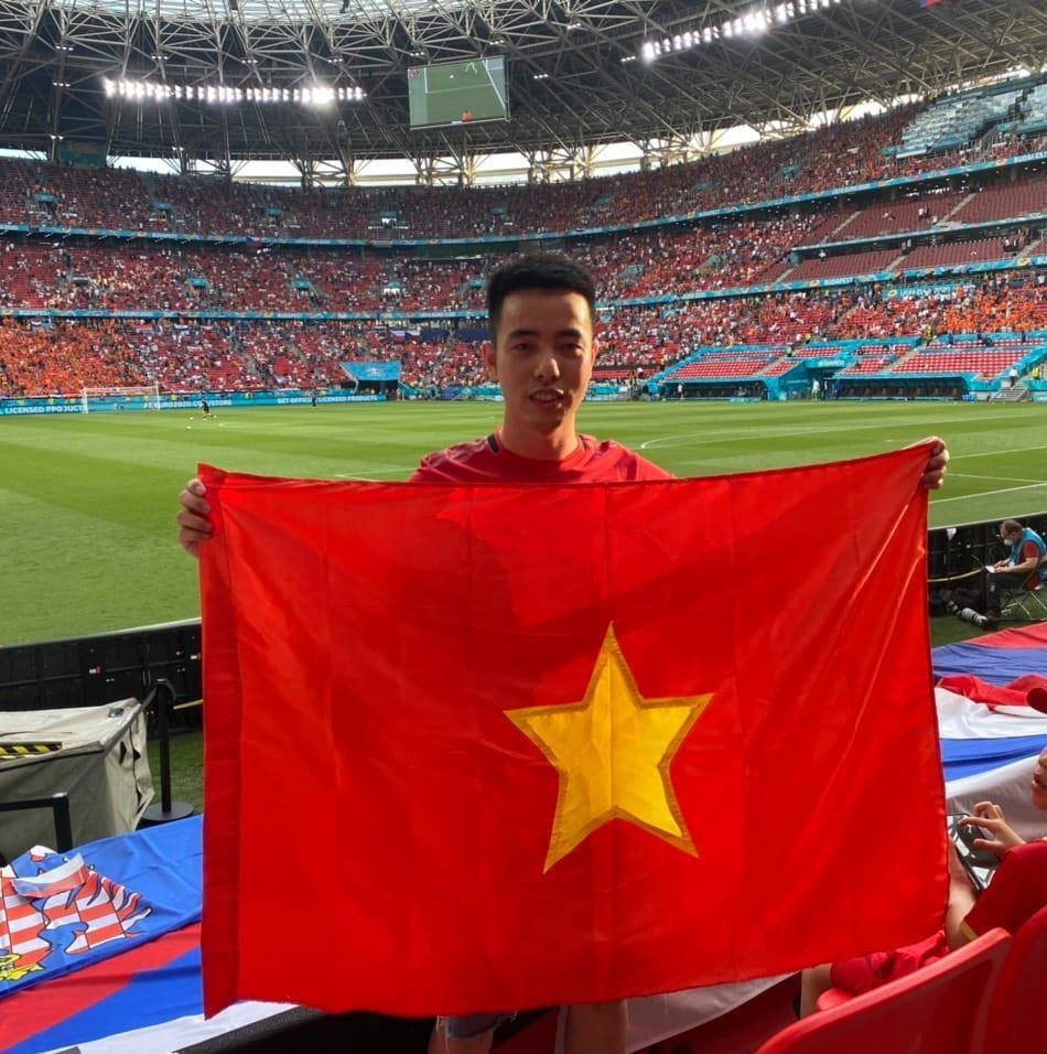 Sốt với cờ Việt Nam ở Euro: CĐV Việt Nam đã chuẩn bị tinh thần và đón xem trận đấu đầu tiên của đội tuyển tại Euro