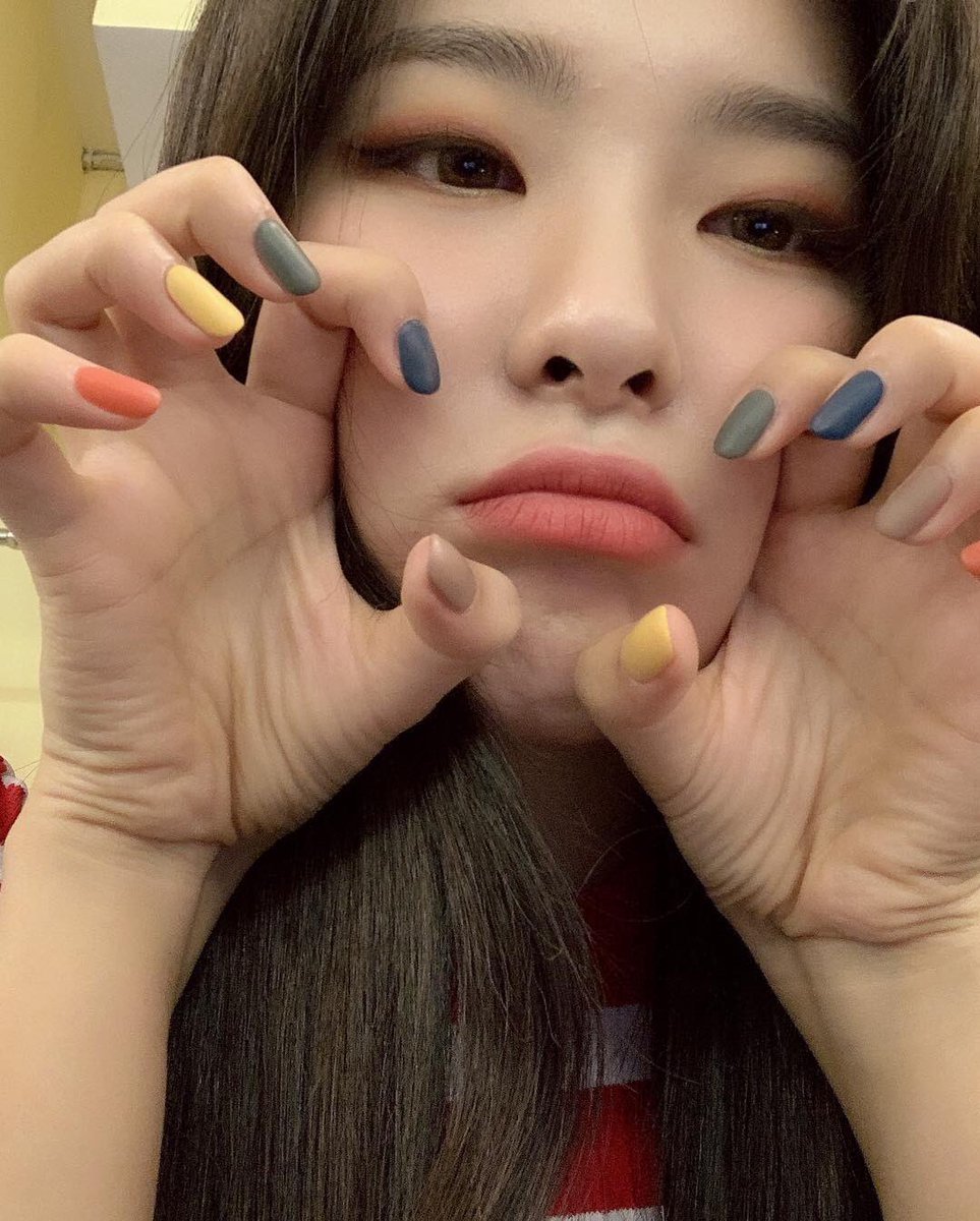  Seulgi thường thích những bộ nail có màu nhám tối giản. Với phong cách này, người hâm mộ dễ dàng thực hiện được. (Ảnh: Twitter)