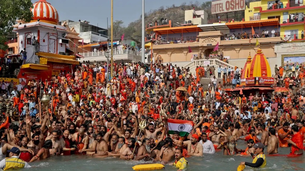  
Chỉ 2 tháng trước, Ấn Độ đã từng tụ tập đông người mừng lễ hội giữa đại dịch. (Ảnh: Nikkei Asia)