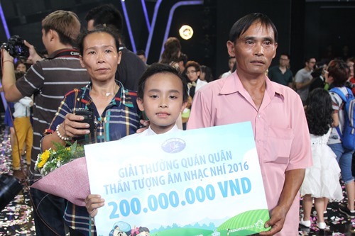  
Cậu bé Hồ Văn Cường của 5 năm trước cùng bố mẹ nhận giải quán quân Vietnam Idol Kids.