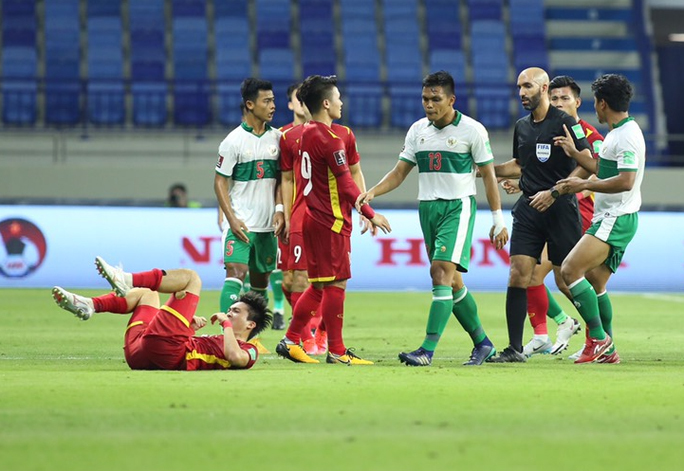 
Cầu thủ Việt Nam bức xúc trước cách xử lý của trọng tài. (Ảnh: Người Lao Động)